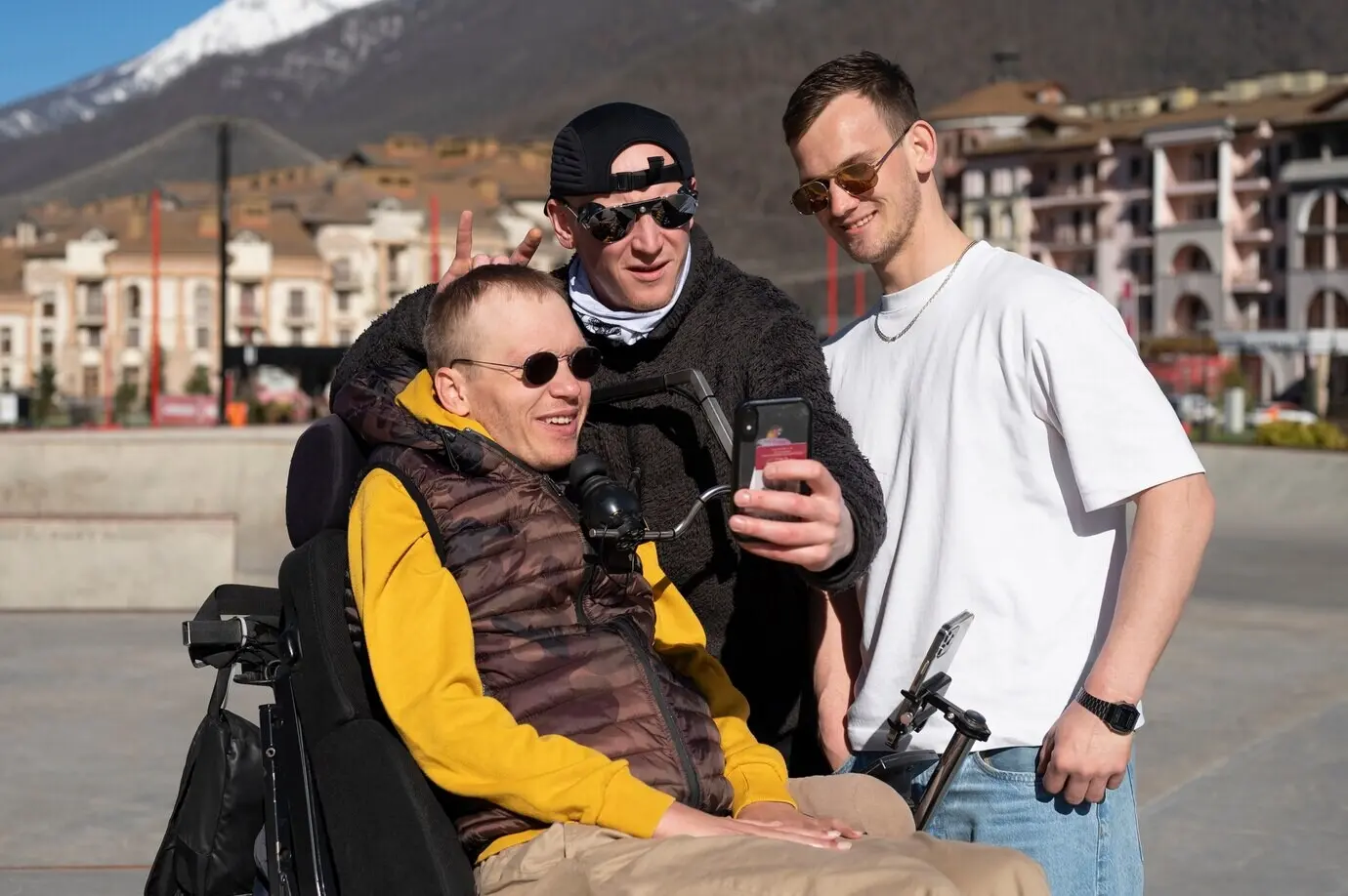 Plano medio de hombres mirando un smartphone